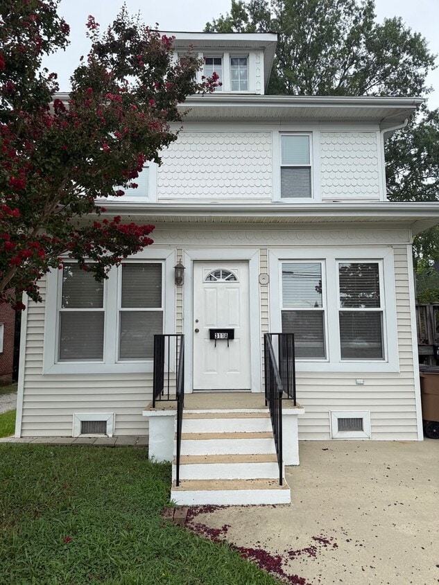 Primary Photo - Spacious 1 Bedroom Convenient to Downtown ...