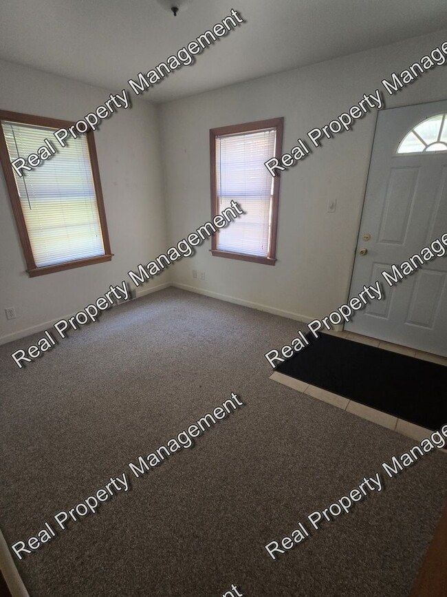 Building Photo - Spacious Three Bedroom
