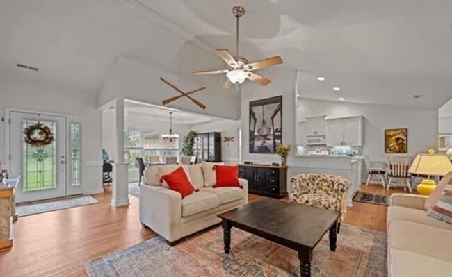 Foto del edificio - **Stately Brick Home in Fairfield Harbour | Tray Ceiling, Column, Bonus Room & Screened Porch**