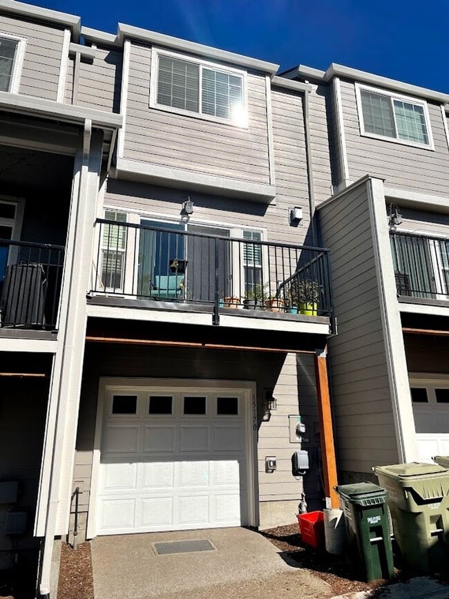 Building Photo - Bethany Townhouse