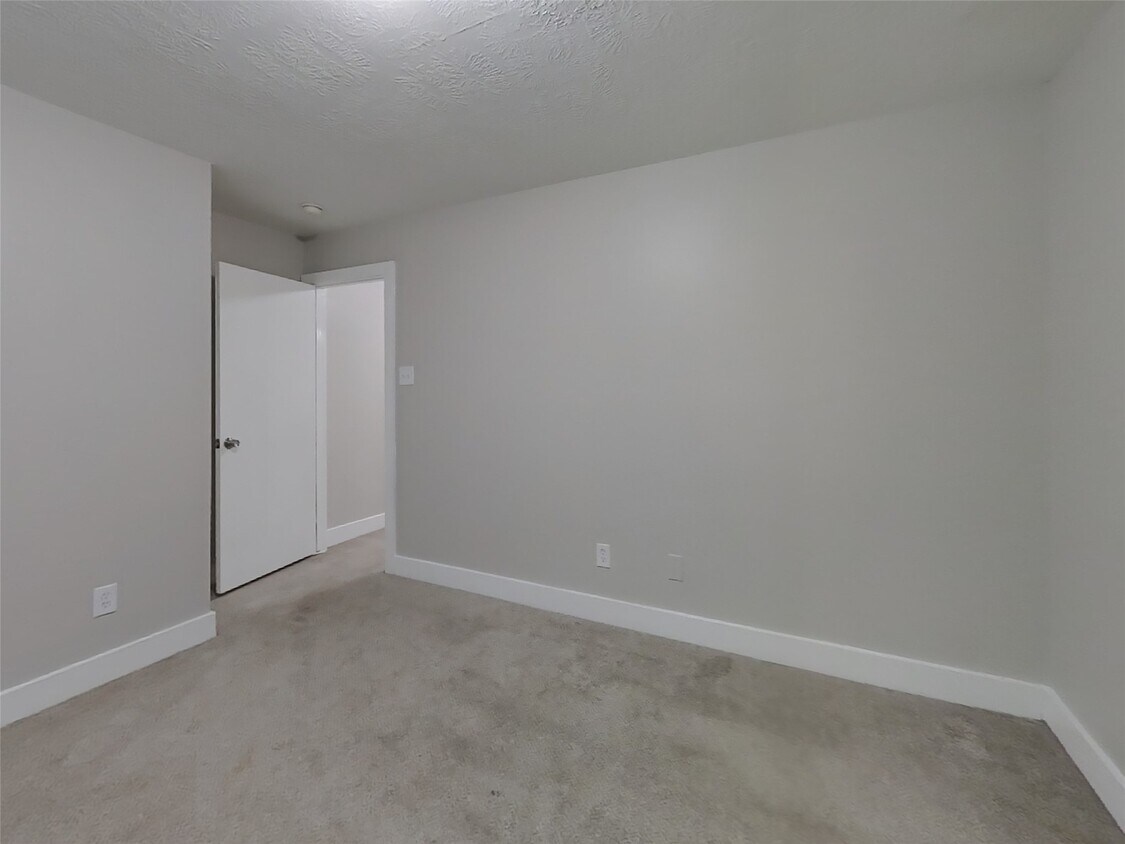 Building Photo - 18167 Woodsdale Ct