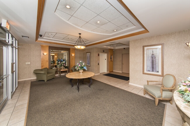 Lobby - 5555 N Cumberland Ave