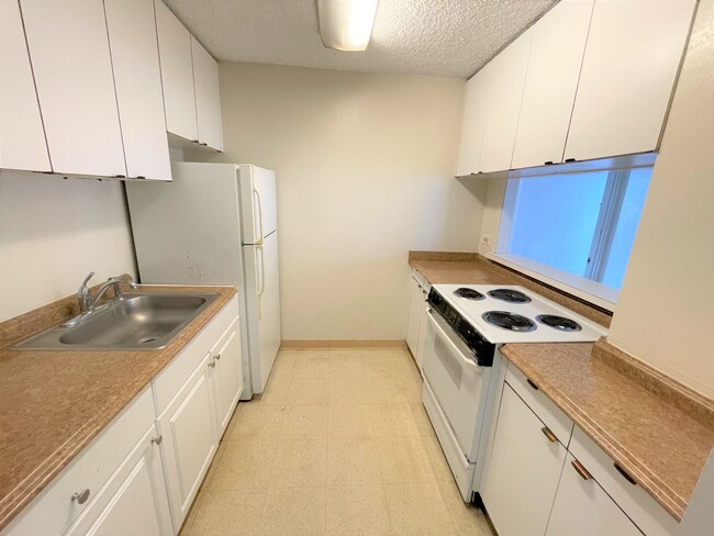 Building Photo - 2 Bedroom, 2 Bathroom w/ AC & INCLUDES ELE...