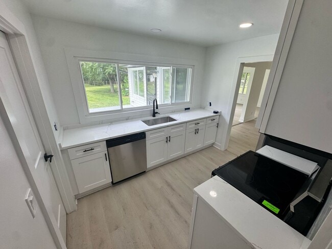 Building Photo - 2BD-1BTH HOME | NEWLY RENOVATED | WEST BLO...