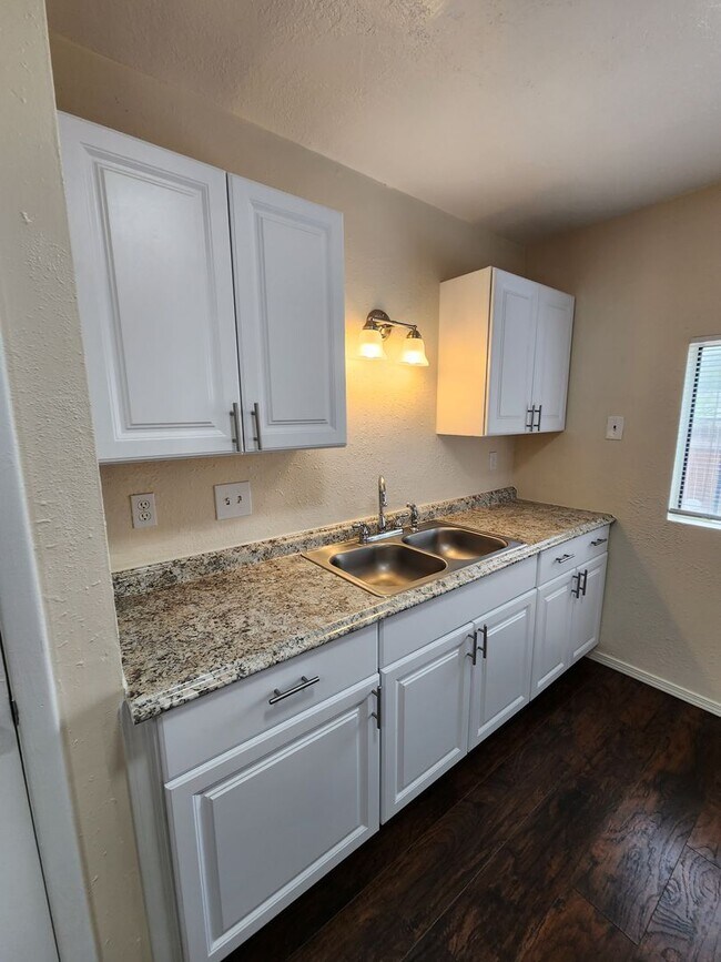 Building Photo - 505 Princeton Dr SE