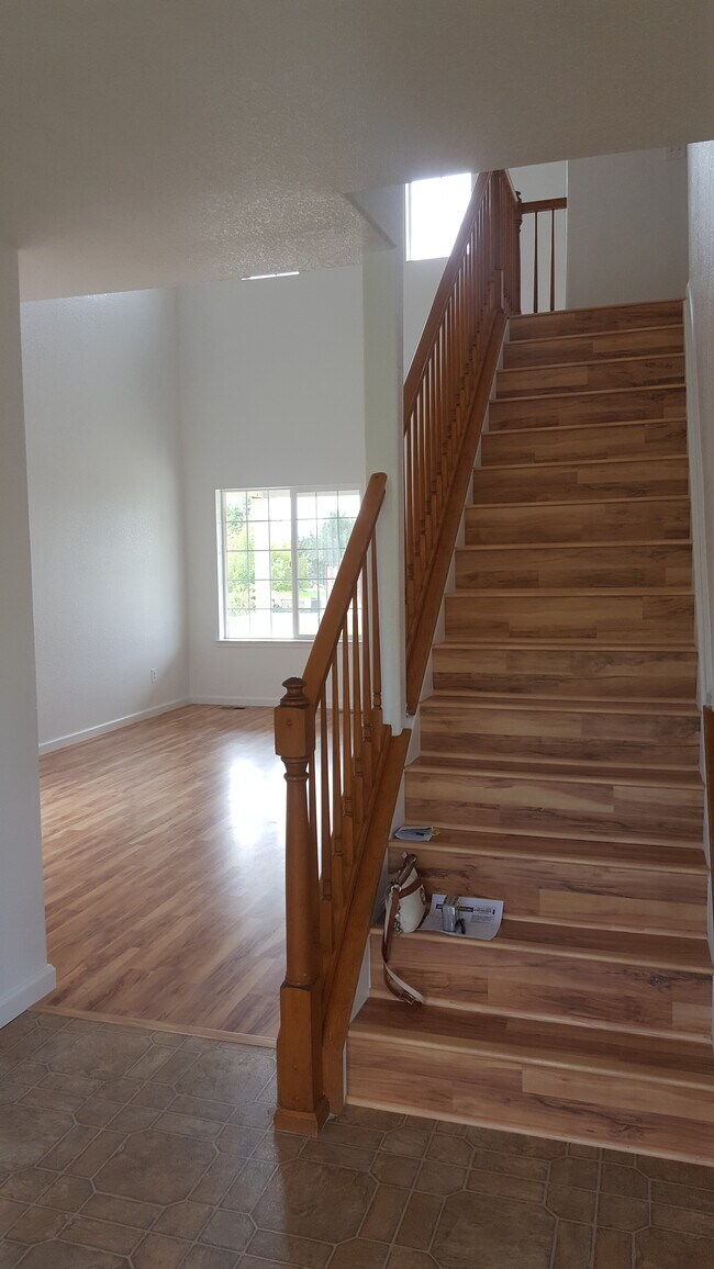 Building Photo - 329 Bonanza Dr