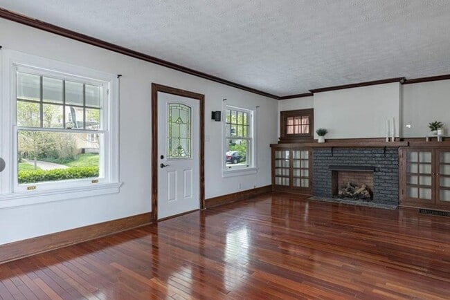 Building Photo - Beautifully remodeled 3-bedroom, 2-bath ho...