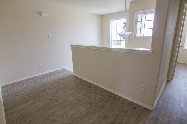 Foto del edificio - 2105 Oakwood Forest Dr