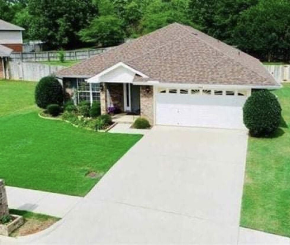 Front - 102 Wallhaven Dr SW
