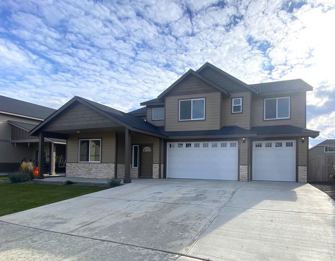 Primary Photo - 5-Bed, 3-Bath Home w/ Fenced Backyard!