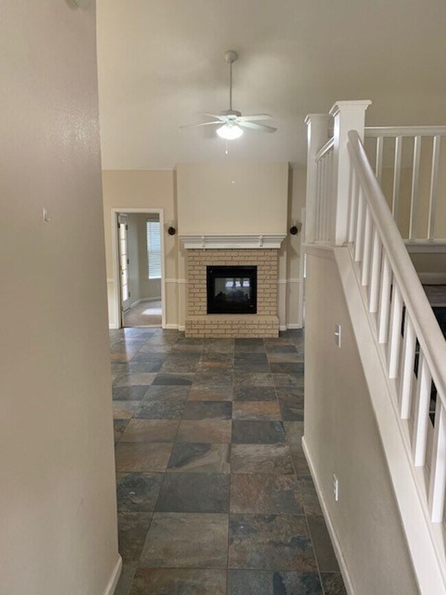 Foto del edificio - 5 Bedroom 3 Bath Home Available NOW!