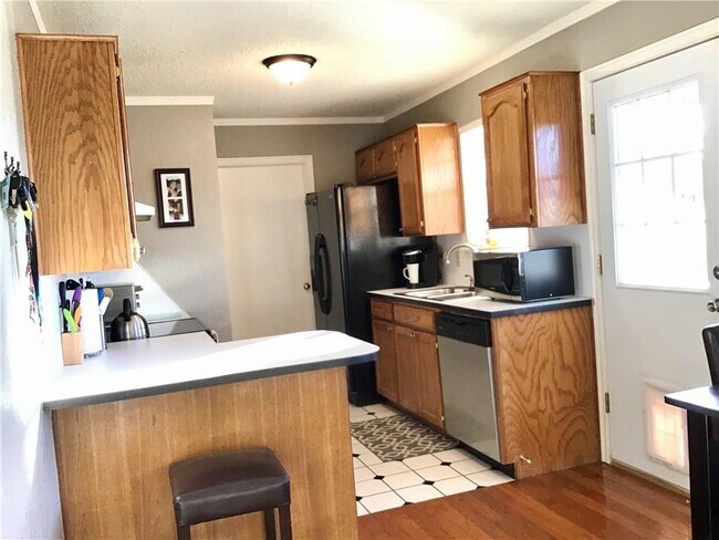 Foto del edificio - 2123 Lakecrest Dr