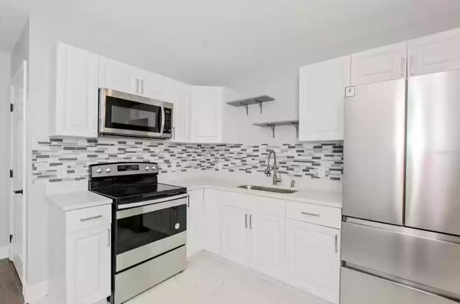 Kitchen - 812 Pinewood Ct
