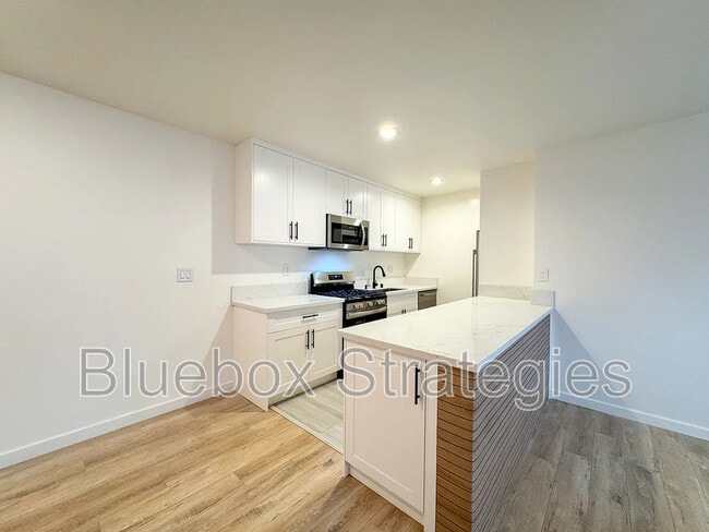 Building Photo - 606 Montana Ave