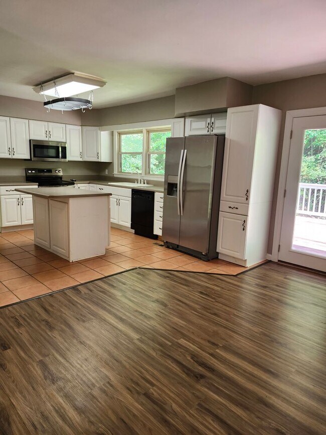 Building Photo - COMING SOON - 3 Bedroom 2 bath Home in Stuart Heights