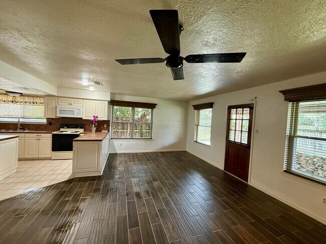 Building Photo - 9407 Pinole Ln