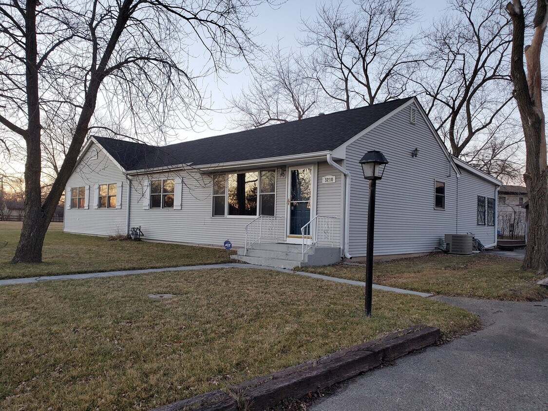 3210 Thornberry Ln, Glenview, IL 60025 House Rental in Glenview, IL