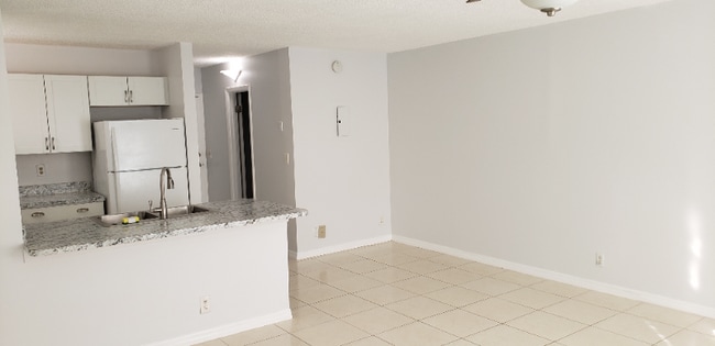 Building Photo - 2701 Riverside Dr