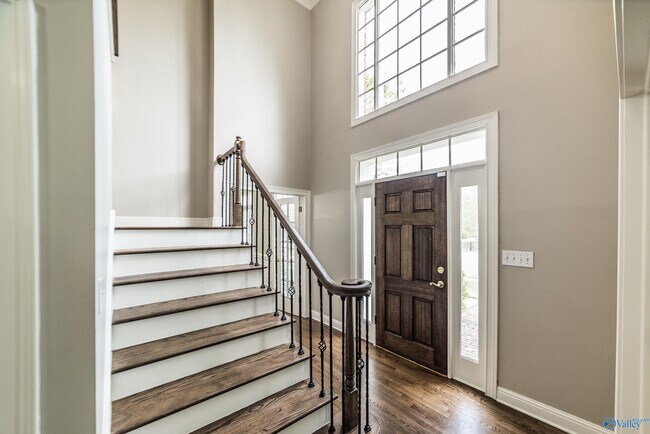 Building Photo - 2618 Elderdale Dr SE