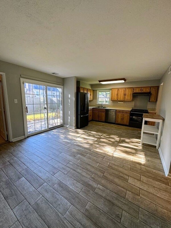 Building Photo - 5515 New Colony Dr