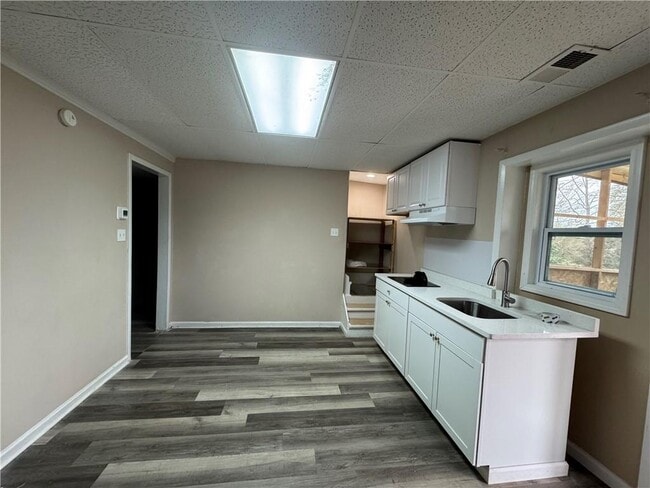 Building Photo - 5971 Robin Hood Ln