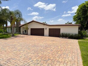 Building Photo - 10950 SW 40 Ct