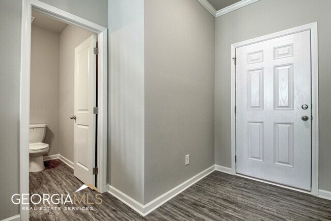 Foto del edificio - Prime Newnan Location! 2023 build, 3 bedroom townhome within walking distance to Downtown, The LI...