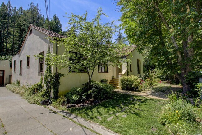Building Photo - 425 Cascade Dr