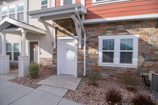 Foto del edificio - Gorgeous Modern Townhome, Now Leasing!