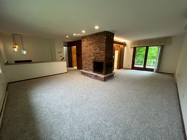 Foto del edificio - Lakeside 5 Bedroom 3 Bath Home!