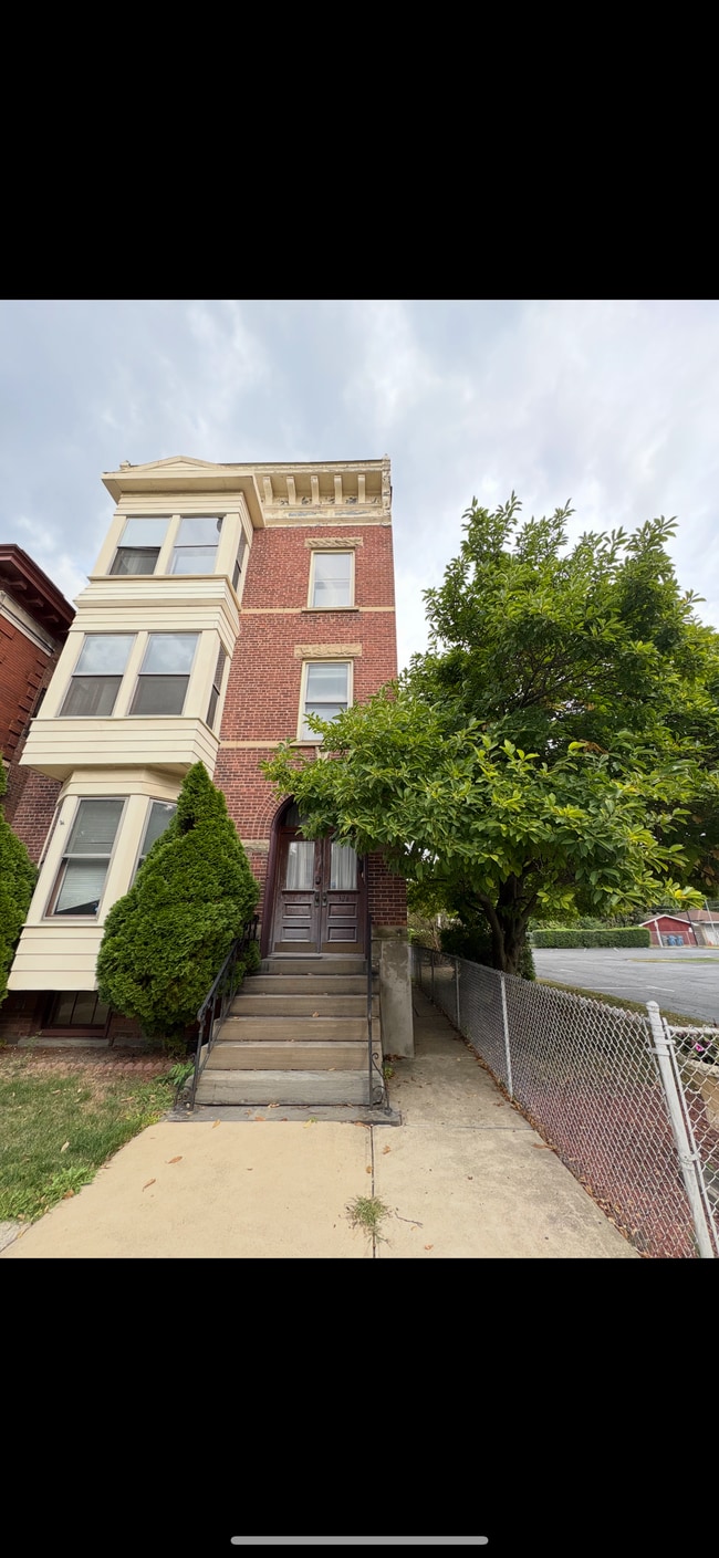 Building Photo - 326 3rd St
