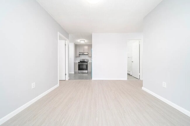 Foto del edificio - Sunny 1-Bed with Private Balcony, Doorman & Garage Parking in the Heart of Flushing