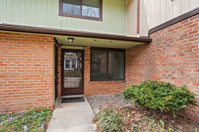 Building Photo - 2211 Greenwood Dr