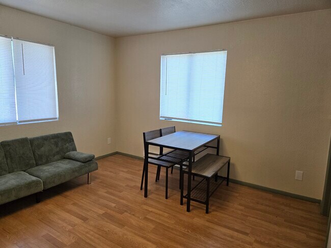 Sala de estar - 909 1/2 N 7th St