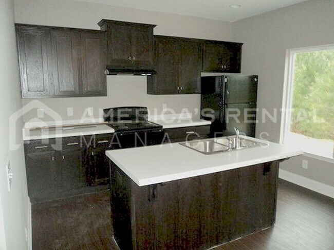 Foto del edificio - Home Available For Rent in Barretts Trace....