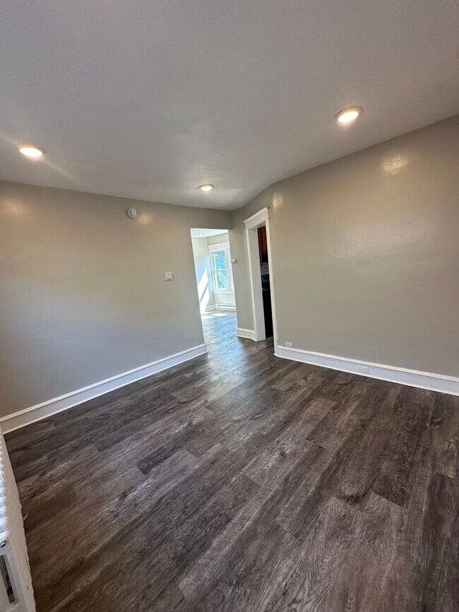 Building Photo - 2527 Edgmont Ave