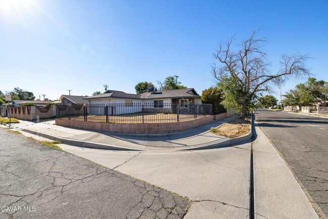 Building Photo - 639 E Ovington St