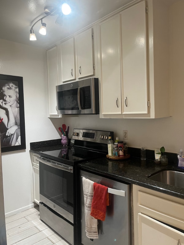 Building Photo - 1414 Castle Ct