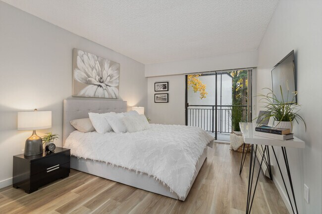 Building Photo - Lynmour Apartments