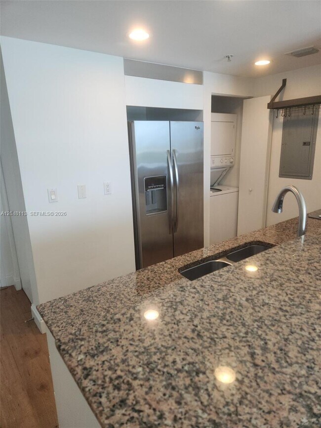Foto del edificio - 325 S Biscayne Blvd