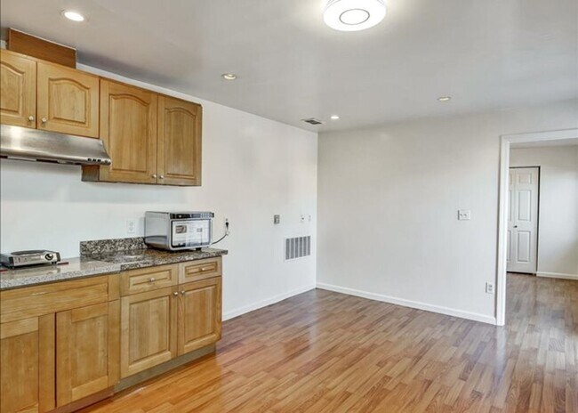 Foto del edificio - Spacious In-Law Apartment with Deck and Views