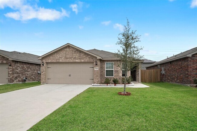 Building Photo - 15230 Central Lakes Dr