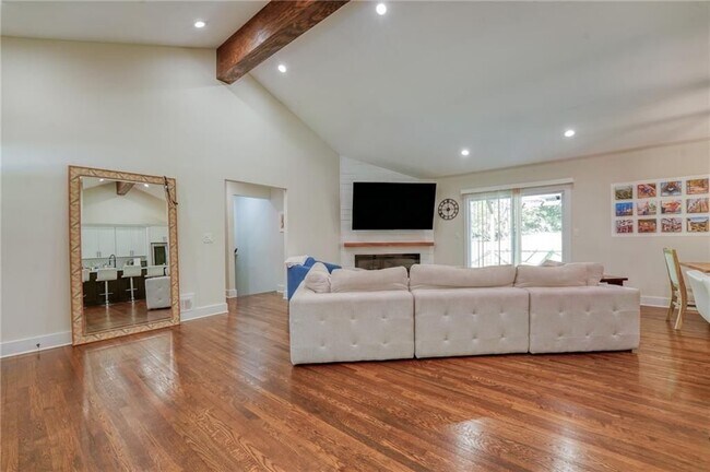Building Photo - 3076 McCully Dr NE
