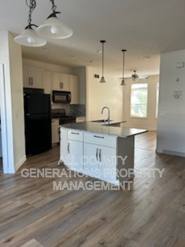 Foto del edificio - 3684 E 65th St
