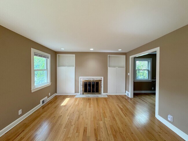 Foto del edificio - "COMING SOON" Stylish 4-Bedroom Home with Large Backyard in Tenafly, NJ