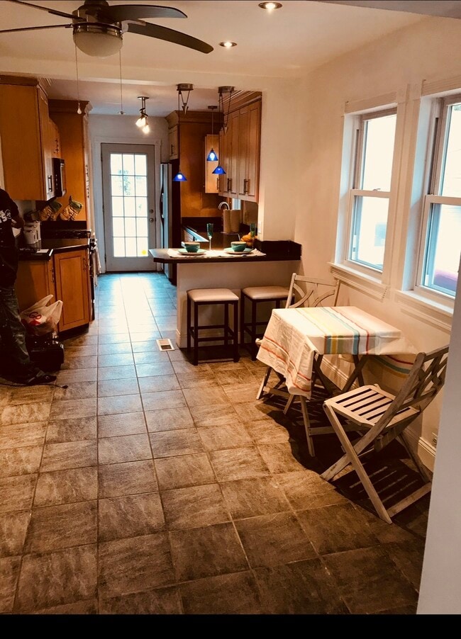 Building Photo - 137 W Johnson Ave