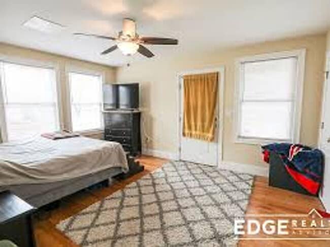 Building Photo - Parking Included, In-Unit Washer and Dryer...