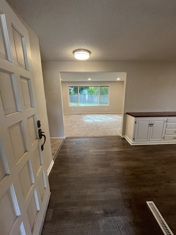 Building Photo - 841 Garden Dr