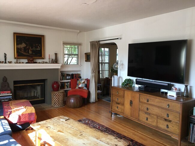 Foto del edificio - 8263 Willoughby Ave