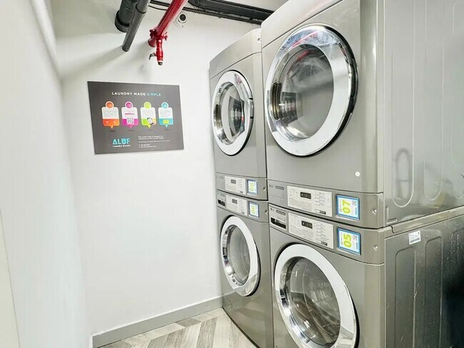 Foto del edificio - Furnished room/NOT APARTMENT